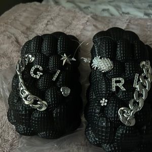 Bubble slippers with charms(black)
